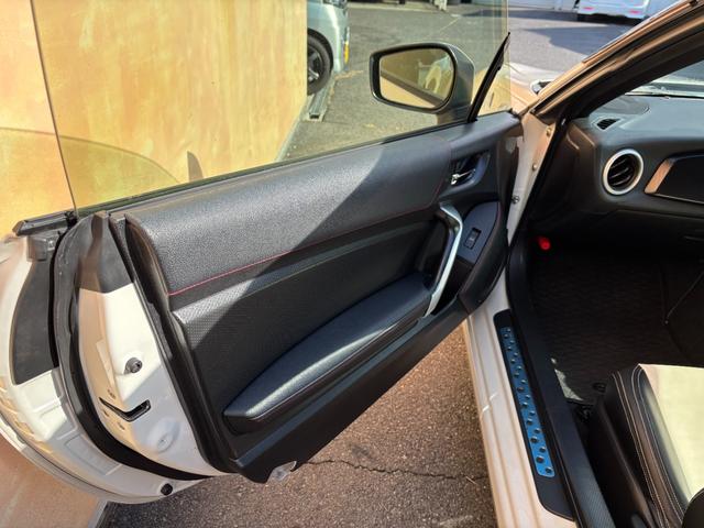 86 GT 6速マニュアル車(点検整備/車検9年4月/保証付き)(OZレーシングホイール)(純正メモリーナビ)(バックカメラ)(Bluetoothオーディオ)(ETC車載器)(フルセグTV)(CD・DVD再生)(53枚目)