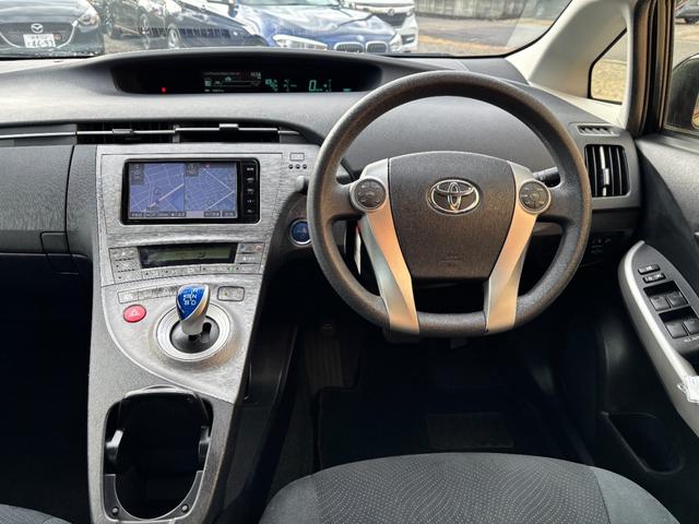 プリウス Ｓ　純正メモリーナビ　Ｂｌｕｅｔｏｏｔｈオーディオ　バックモニター　地デジ　フルセグＴＶ　ＣＤ　ＤＶＤ再生　ＨＩＤヘッドライト　フォグランプ装備　オートライト（5枚目）