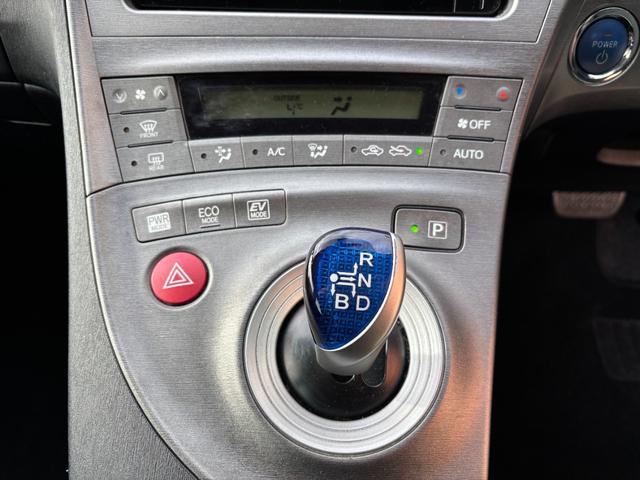 プリウス Ｓ　純正メモリーナビ　Ｂｌｕｅｔｏｏｔｈオーディオ　バックモニター　地デジ　フルセグＴＶ　ＣＤ　ＤＶＤ再生　ＨＩＤヘッドライト　フォグランプ装備　オートライト（20枚目）