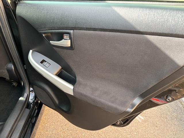 プリウス Ｓ　純正メモリーナビ　Ｂｌｕｅｔｏｏｔｈオーディオ　バックモニター　地デジ　フルセグＴＶ　ＣＤ　ＤＶＤ再生　ＨＩＤヘッドライト　フォグランプ装備　オートライト（29枚目）