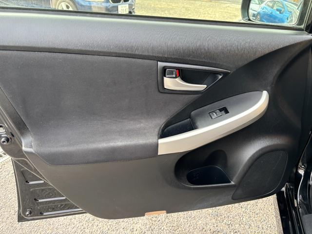 プリウス Ｓ　純正メモリーナビ　Ｂｌｕｅｔｏｏｔｈオーディオ　バックモニター　地デジ　フルセグＴＶ　ＣＤ　ＤＶＤ再生　ＨＩＤヘッドライト　フォグランプ装備　オートライト（31枚目）