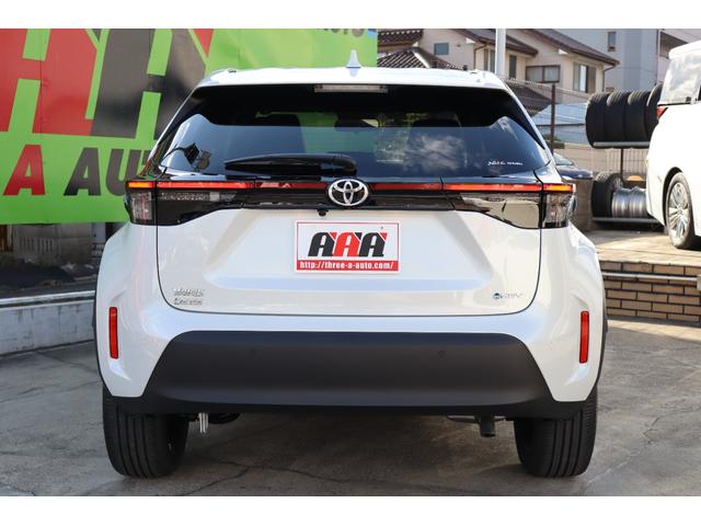 ヤリスクロス ハイブリッドＺ　登録済未使用車／純正ナビＴＶ＆全方位カメラ＆ＥＴＣ／チームメイト／ハンズフリーパワーＢドア／レーダーＣ／黒革コンビＳ＆パワーＳ＆シートＨ／ステアＨ／ＬＥＤヘッド／スマートキー／コーナーＳ／純正１８ＡＷ（4枚目）