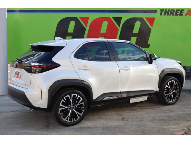 ヤリスクロス ハイブリッドＺ　登録済未使用車／純正ナビＴＶ＆全方位カメラ＆ＥＴＣ／チームメイト／ハンズフリーパワーＢドア／レーダーＣ／黒革コンビＳ＆パワーＳ＆シートＨ／ステアＨ／ＬＥＤヘッド／スマートキー／コーナーＳ／純正１８ＡＷ（6枚目）