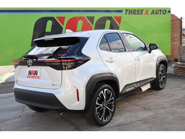 ヤリスクロス ハイブリッドＺ　登録済未使用車／純正ナビＴＶ＆全方位カメラ＆ＥＴＣ／チームメイト／ハンズフリーパワーＢドア／レーダーＣ／黒革コンビＳ＆パワーＳ＆シートＨ／ステアＨ／ＬＥＤヘッド／スマートキー／コーナーＳ／純正１８ＡＷ（7枚目）