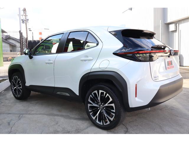 ヤリスクロス ハイブリッドＺ　登録済未使用車／純正ナビＴＶ＆全方位カメラ＆ＥＴＣ／チームメイト／ハンズフリーパワーＢドア／レーダーＣ／黒革コンビＳ＆パワーＳ＆シートＨ／ステアＨ／ＬＥＤヘッド／スマートキー／コーナーＳ／純正１８ＡＷ（8枚目）