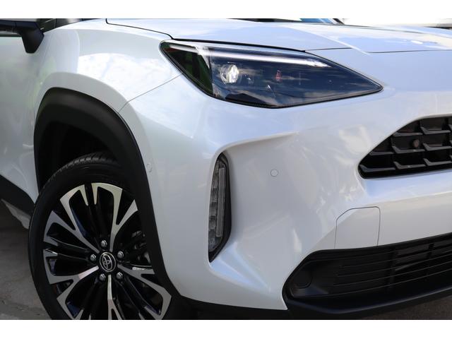 ヤリスクロス ハイブリッドＺ　登録済未使用車／純正ナビＴＶ＆全方位カメラ＆ＥＴＣ／チームメイト／ハンズフリーパワーＢドア／レーダーＣ／黒革コンビＳ＆パワーＳ＆シートＨ／ステアＨ／ＬＥＤヘッド／スマートキー／コーナーＳ／純正１８ＡＷ（9枚目）