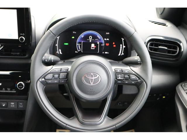 ヤリスクロス ハイブリッドＺ　登録済未使用車／純正ナビＴＶ＆全方位カメラ＆ＥＴＣ／チームメイト／ハンズフリーパワーＢドア／レーダーＣ／黒革コンビＳ＆パワーＳ＆シートＨ／ステアＨ／ＬＥＤヘッド／スマートキー／コーナーＳ／純正１８ＡＷ（17枚目）