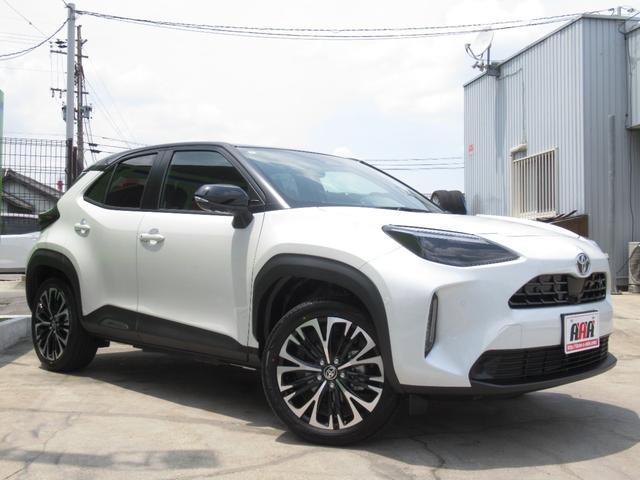 ヤリスクロス ハイブリッドＺ　登録済未使用車／純正ナビＴＶ＆全方位カメラ＆ＥＴＣ／チームメイト／ハンズフリーパワーＢドア／レーダーＣ／黒革コンビＳ＆パワーＳ＆シートＨ／ステアＨ／ＬＥＤヘッド／スマートキー／コーナーＳ／純正１８ＡＷ（2枚目）