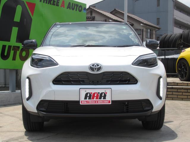 ヤリスクロス ハイブリッドＺ　登録済未使用車／純正ナビＴＶ＆全方位カメラ＆ＥＴＣ／チームメイト／ハンズフリーパワーＢドア／レーダーＣ／黒革コンビＳ＆パワーＳ＆シートＨ／ステアＨ／ＬＥＤヘッド／スマートキー／コーナーＳ／純正１８ＡＷ（3枚目）