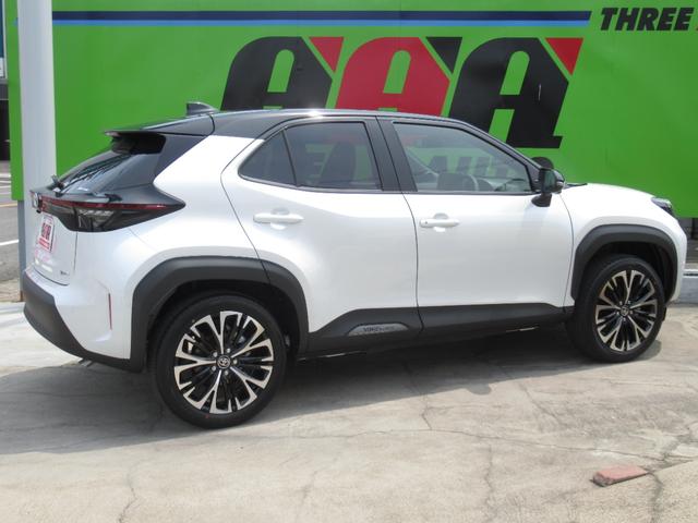 ヤリスクロス ハイブリッドＺ　登録済未使用車／純正ナビＴＶ＆全方位カメラ＆ＥＴＣ／チームメイト／ハンズフリーパワーＢドア／レーダーＣ／黒革コンビＳ＆パワーＳ＆シートＨ／ステアＨ／ＬＥＤヘッド／スマートキー／コーナーＳ／純正１８ＡＷ（6枚目）