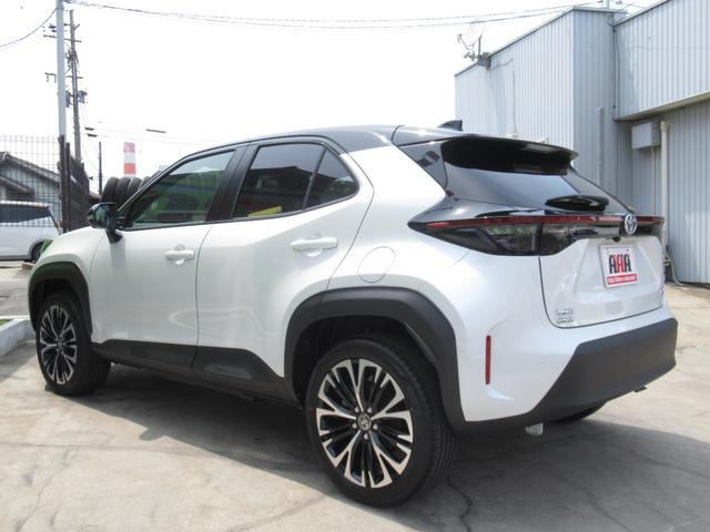 ヤリスクロス ハイブリッドＺ　登録済未使用車／純正ナビＴＶ＆全方位カメラ＆ＥＴＣ／チームメイト／ハンズフリーパワーＢドア／レーダーＣ／黒革コンビＳ＆パワーＳ＆シートＨ／ステアＨ／ＬＥＤヘッド／スマートキー／コーナーＳ／純正１８ＡＷ（8枚目）