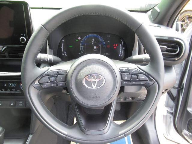 ヤリスクロス ハイブリッドＺ　登録済未使用車／純正ナビＴＶ＆全方位カメラ＆ＥＴＣ／チームメイト／ハンズフリーパワーＢドア／レーダーＣ／黒革コンビＳ＆パワーＳ＆シートＨ／ステアＨ／ＬＥＤヘッド／スマートキー／コーナーＳ／純正１８ＡＷ（19枚目）