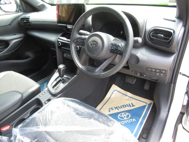 ヤリスクロス ハイブリッドＺ　登録済未使用車／純正ナビＴＶ＆全方位カメラ＆ＥＴＣ／チームメイト／ハンズフリーパワーＢドア／レーダーＣ／黒革コンビＳ＆パワーＳ＆シートＨ／ステアＨ／ＬＥＤヘッド／スマートキー／コーナーＳ／純正１８ＡＷ（20枚目）