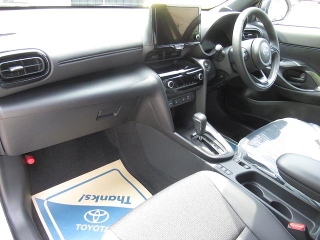 ヤリスクロス ハイブリッドＺ　登録済未使用車／純正ナビＴＶ＆全方位カメラ＆ＥＴＣ／チームメイト／ハンズフリーパワーＢドア／レーダーＣ／黒革コンビＳ＆パワーＳ＆シートＨ／ステアＨ／ＬＥＤヘッド／スマートキー／コーナーＳ／純正１８ＡＷ（21枚目）