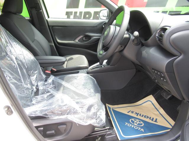 ヤリスクロス ハイブリッドＺ　登録済未使用車／純正ナビＴＶ＆全方位カメラ＆ＥＴＣ／チームメイト／ハンズフリーパワーＢドア／レーダーＣ／黒革コンビＳ＆パワーＳ＆シートＨ／ステアＨ／ＬＥＤヘッド／スマートキー／コーナーＳ／純正１８ＡＷ（22枚目）