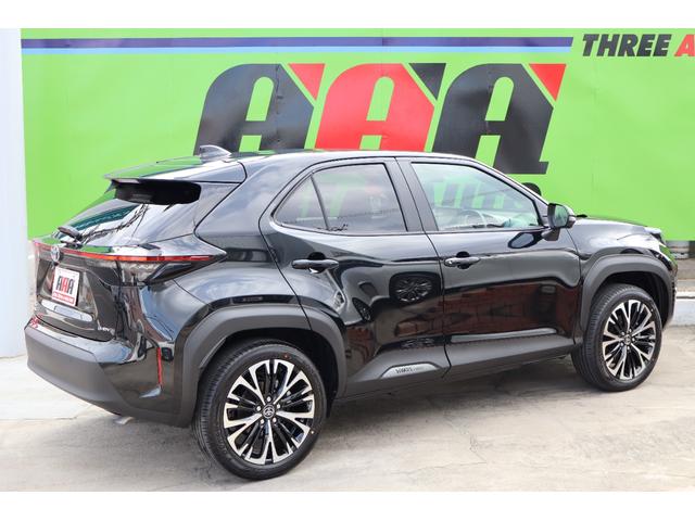 ヤリスクロス ハイブリッドＺ　登録済未使用車／純正ナビＴＶ＆全方位カメラ＆ＥＴＣ／チームメイト／ハンズフリーパワーＢドア／レーダーＣ／黒革コンビＳ＆パワーＳ＆シートＨ／ステアＨ／ＬＥＤヘッド／スマートキー／コーナーＳ／純正１８ＡＷ（6枚目）