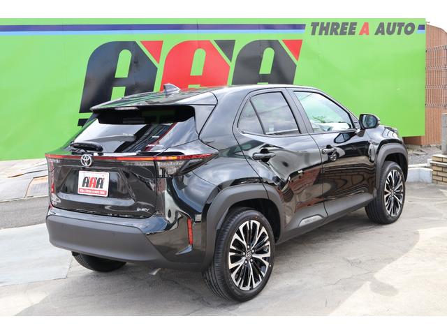 ヤリスクロス ハイブリッドＺ　登録済未使用車／純正ナビＴＶ＆全方位カメラ＆ＥＴＣ／チームメイト／ハンズフリーパワーＢドア／レーダーＣ／黒革コンビＳ＆パワーＳ＆シートＨ／ステアＨ／ＬＥＤヘッド／スマートキー／コーナーＳ／純正１８ＡＷ（7枚目）