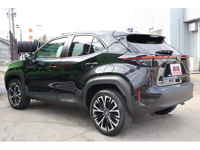 ヤリスクロス ハイブリッドＺ　登録済未使用車／純正ナビＴＶ＆全方位カメラ＆ＥＴＣ／チームメイト／ハンズフリーパワーＢドア／レーダーＣ／黒革コンビＳ＆パワーＳ＆シートＨ／ステアＨ／ＬＥＤヘッド／スマートキー／コーナーＳ／純正１８ＡＷ（8枚目）