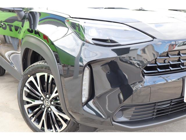 ヤリスクロス ハイブリッドＺ　登録済未使用車／純正ナビＴＶ＆全方位カメラ＆ＥＴＣ／チームメイト／ハンズフリーパワーＢドア／レーダーＣ／黒革コンビＳ＆パワーＳ＆シートＨ／ステアＨ／ＬＥＤヘッド／スマートキー／コーナーＳ／純正１８ＡＷ（9枚目）