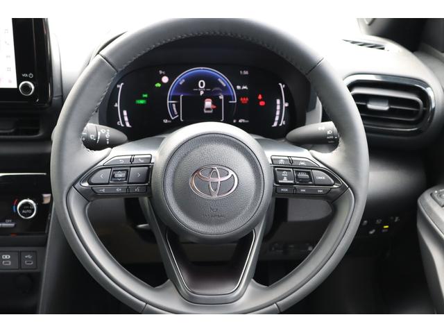 ヤリスクロス ハイブリッドＺ　登録済未使用車／純正ナビＴＶ＆全方位カメラ＆ＥＴＣ／チームメイト／ハンズフリーパワーＢドア／レーダーＣ／黒革コンビＳ＆パワーＳ＆シートＨ／ステアＨ／ＬＥＤヘッド／スマートキー／コーナーＳ／純正１８ＡＷ（18枚目）