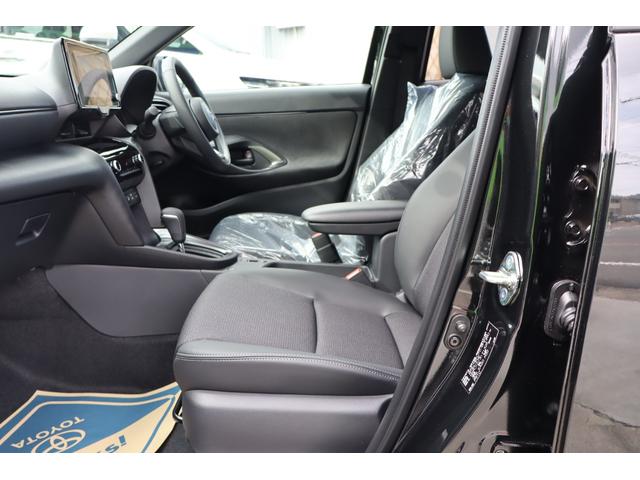 ヤリスクロス ハイブリッドＺ　登録済未使用車／純正ナビＴＶ＆全方位カメラ＆ＥＴＣ／チームメイト／ハンズフリーパワーＢドア／レーダーＣ／黒革コンビＳ＆パワーＳ＆シートＨ／ステアＨ／ＬＥＤヘッド／スマートキー／コーナーＳ／純正１８ＡＷ（22枚目）