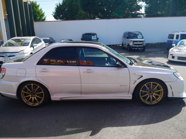 インプレッサ WRX STI Aライン Defi3連メーター エンドレスキャリパー STIクイックリリースボス オーバーフェンダー カーボンボンネット レカロフルバケ HKS車高調 ゼロスポーツフロントバンパー(4枚目)