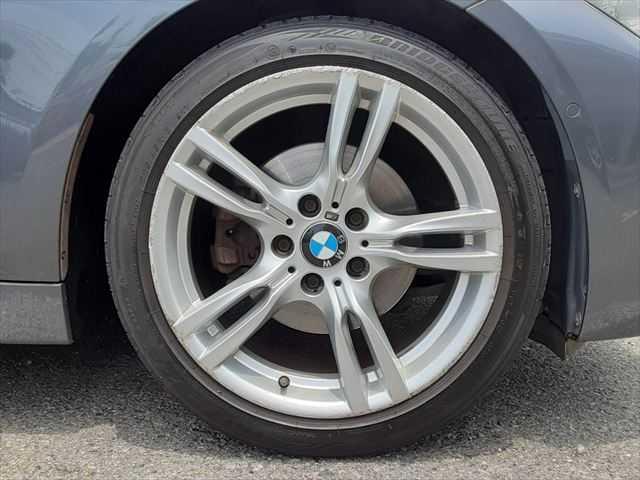 ３シリーズ ３２０ｉ　スポーツ　サンルーフ　Ｍスポーツ用１８インチアルミホイール　パワーシート　純正ＨＤＤナビ　バックカメラ　禁煙車　Ｂｌｕｅｔｏｏｔｈ　コンフォートアクセス　ディスチャージヘッドランプ　ＭＴモード付ＡＴシフト（27枚目）