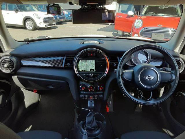 ＭＩＮＩ クーパーＳ　ペッパーＰＫＧ　ＬＥＤヘッドライト　純正ＨＤＤナビ　Ｂｌｕｅｔｏｏｔｈ　ＥＴＣ　禁煙車　オートライト　純正１６インチアルミホイール　オートエアコン　フォグランプ　ＵＳＢポート　キーレス　盗難防止装置（3枚目）
