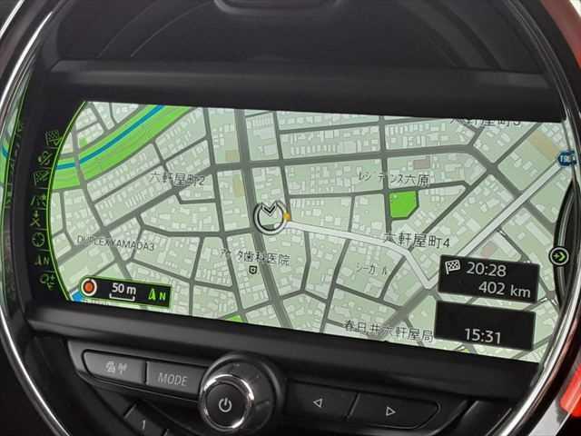 ＭＩＮＩ クーパー　ペッパーパッケージ　ＬＥＤヘッドライト　純正ＨＤＤナビ　バックカメラ　コンフォートアクセス　禁煙車　Ｂｌｕｅｔｏｏｔｈ　パーキングディスタンスコントロール　ＭＴモード付オートマチックシフト（4枚目）