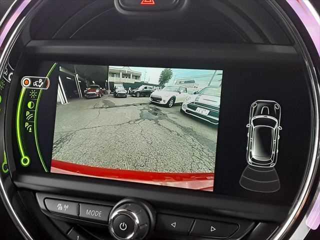 ＭＩＮＩ クーパー　ペッパーパッケージ　ＬＥＤヘッドライト　純正ＨＤＤナビ　バックカメラ　コンフォートアクセス　禁煙車　Ｂｌｕｅｔｏｏｔｈ　パーキングディスタンスコントロール　ＭＴモード付オートマチックシフト（6枚目）