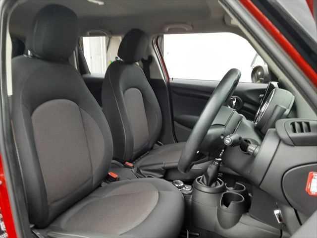 ＭＩＮＩ クーパー　ペッパーパッケージ　ＬＥＤヘッドライト　純正ＨＤＤナビ　バックカメラ　コンフォートアクセス　禁煙車　Ｂｌｕｅｔｏｏｔｈ　パーキングディスタンスコントロール　ＭＴモード付オートマチックシフト（7枚目）