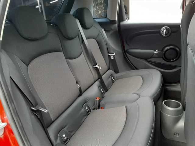 ＭＩＮＩ クーパー　ペッパーパッケージ　ＬＥＤヘッドライト　純正ＨＤＤナビ　バックカメラ　コンフォートアクセス　禁煙車　Ｂｌｕｅｔｏｏｔｈ　パーキングディスタンスコントロール　ＭＴモード付オートマチックシフト（8枚目）