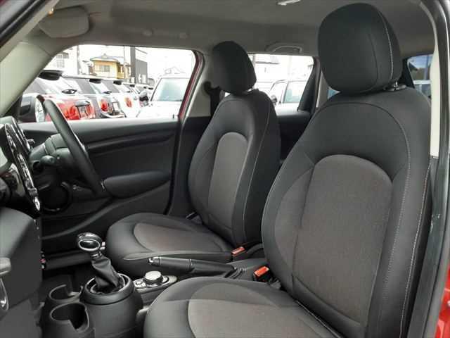 ＭＩＮＩ クーパー　ペッパーパッケージ　ＬＥＤヘッドライト　純正ＨＤＤナビ　バックカメラ　コンフォートアクセス　禁煙車　Ｂｌｕｅｔｏｏｔｈ　パーキングディスタンスコントロール　ＭＴモード付オートマチックシフト（31枚目）