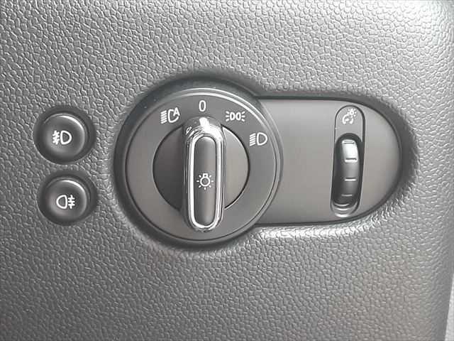 ＭＩＮＩ クーパー　ペッパーパッケージ　ＬＥＤヘッドライト　純正ＨＤＤナビ　バックカメラ　コンフォートアクセス　禁煙車　Ｂｌｕｅｔｏｏｔｈ　パーキングディスタンスコントロール　ＭＴモード付オートマチックシフト（37枚目）