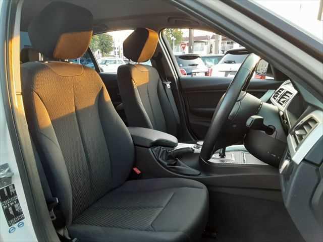 ３シリーズ ３２０ｉ　アダプティブクルーズコントロール　純正８インチＨＤＤナビ　ＬＥＤヘッドライト　インテリジェントセーフティ　バックカメラ　禁煙車　Ｂｌｕｅｔｏｏｔｈ　コンフォートアクセス　純正１６インチアルミホイール（7枚目）