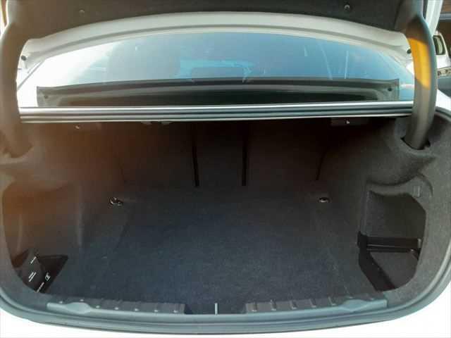 ３シリーズ ３２０ｉ　アダプティブクルーズコントロール　純正８インチＨＤＤナビ　ＬＥＤヘッドライト　インテリジェントセーフティ　バックカメラ　禁煙車　Ｂｌｕｅｔｏｏｔｈ　コンフォートアクセス　純正１６インチアルミホイール（9枚目）