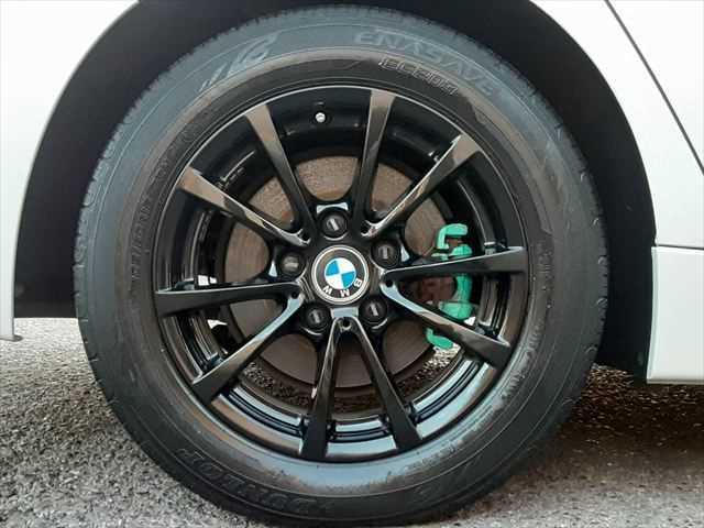 ３シリーズ ３２０ｉ　アダプティブクルーズコントロール　純正８インチＨＤＤナビ　ＬＥＤヘッドライト　インテリジェントセーフティ　バックカメラ　禁煙車　Ｂｌｕｅｔｏｏｔｈ　コンフォートアクセス　純正１６インチアルミホイール（13枚目）