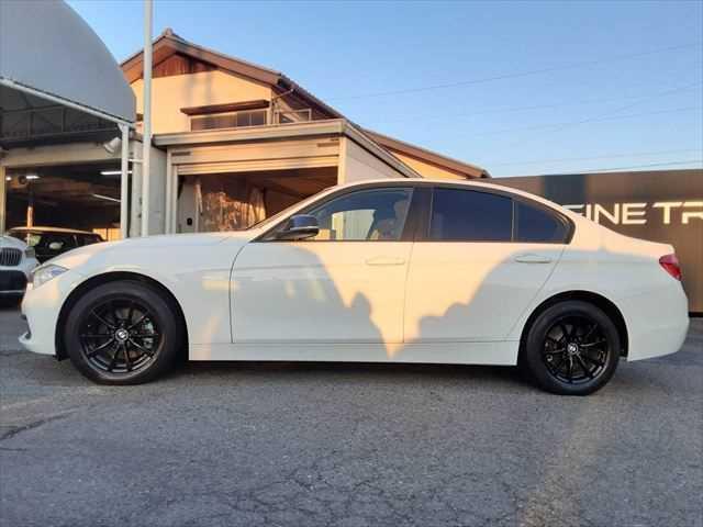 ３シリーズ ３２０ｉ　アダプティブクルーズコントロール　純正８インチＨＤＤナビ　ＬＥＤヘッドライト　インテリジェントセーフティ　バックカメラ　禁煙車　Ｂｌｕｅｔｏｏｔｈ　コンフォートアクセス　純正１６インチアルミホイール（20枚目）