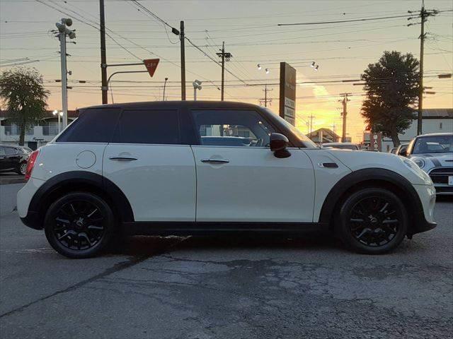 ＭＩＮＩ クーパーＤ　ペッパーパッケージ　ＬＥＤヘッドライト　コンフォートアクセス　純正ＨＤＤナビ　オプション１６インチアロイホイール　禁煙車　Ｂｌｕｅｔｏｏｔｈ　ＭＴモード付オートマチックシフト（16枚目）