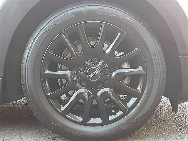 ＭＩＮＩ クーパーＤ　ペッパーパッケージ　ＬＥＤヘッドライト　コンフォートアクセス　純正ＨＤＤナビ　オプション１６インチアロイホイール　禁煙車　Ｂｌｕｅｔｏｏｔｈ　ＭＴモード付オートマチックシフト（29枚目）
