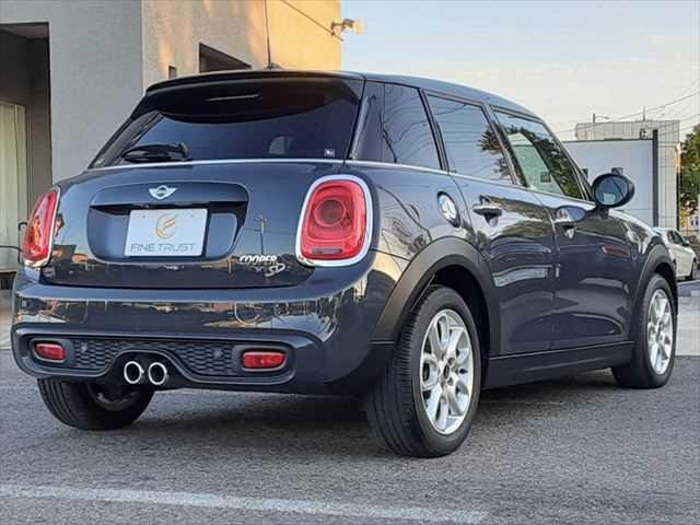 擦り傷から事故まで、自費・保検修理を自社鈑金塗装工場（イオンブース完備）にて綺麗に鈑金塗装致します♪