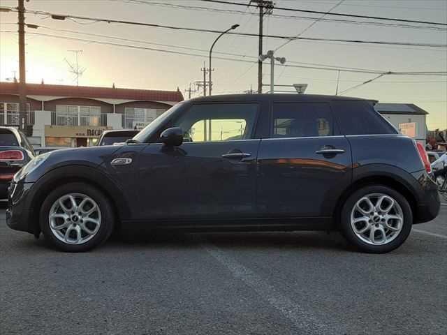 店舗敷地内に駐車スペースもございます。お車でのご来場をお考えの方はご安心ください♪