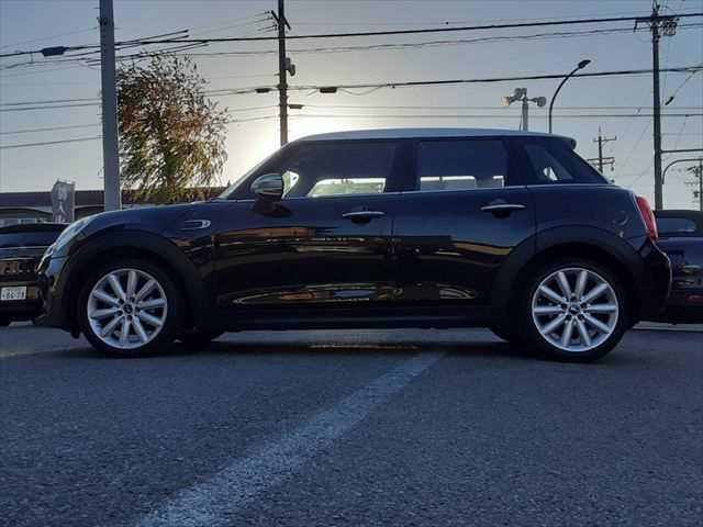 店舗敷地内に駐車スペースもございます。お車でのご来場をお考えの方はご安心ください♪