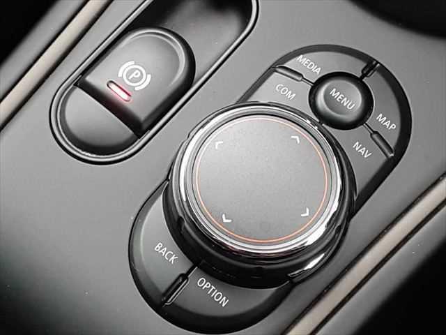 MINI クーパーD クロスオーバー ペッパーパッケージ LEDヘッドライト アダプティブクルーズコントロール 純正タッチパネルナビ バックカメラ 禁煙車 パーキングディスタンスコントロール オプション18インチアロイホイール(40枚目)