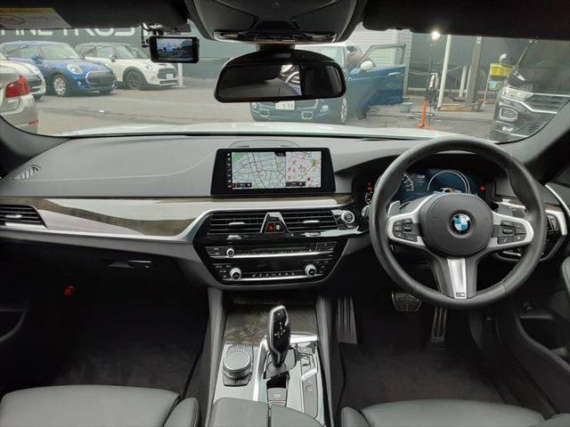 ５シリーズ ５３０ｉ　Ｍスポーツ　ハイラインパッケージ　パーキングアシストプラス　黒革シート　アラウンドビューモニター　純正タッチパネルナビ　アダプディブクルーズコントロール　ＨＵＤ　全席シートヒーター（3枚目）
