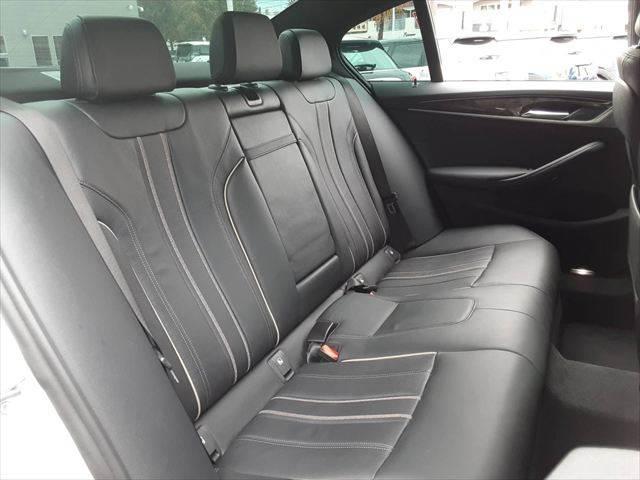 ５シリーズ ５３０ｉ　Ｍスポーツ　ハイラインパッケージ　パーキングアシストプラス　黒革シート　アラウンドビューモニター　純正タッチパネルナビ　アダプディブクルーズコントロール　ＨＵＤ　全席シートヒーター（8枚目）