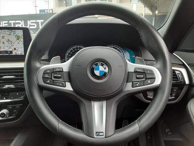 ５シリーズ ５３０ｉ　Ｍスポーツ　ハイラインパッケージ　パーキングアシストプラス　黒革シート　アラウンドビューモニター　純正タッチパネルナビ　アダプディブクルーズコントロール　ＨＵＤ　全席シートヒーター（10枚目）