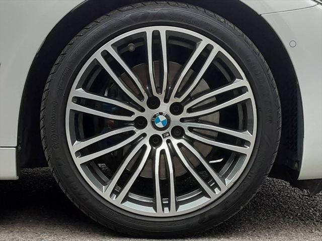 ５シリーズ ５３０ｉ　Ｍスポーツ　ハイラインパッケージ　パーキングアシストプラス　黒革シート　アラウンドビューモニター　純正タッチパネルナビ　アダプディブクルーズコントロール　ＨＵＤ　全席シートヒーター（13枚目）