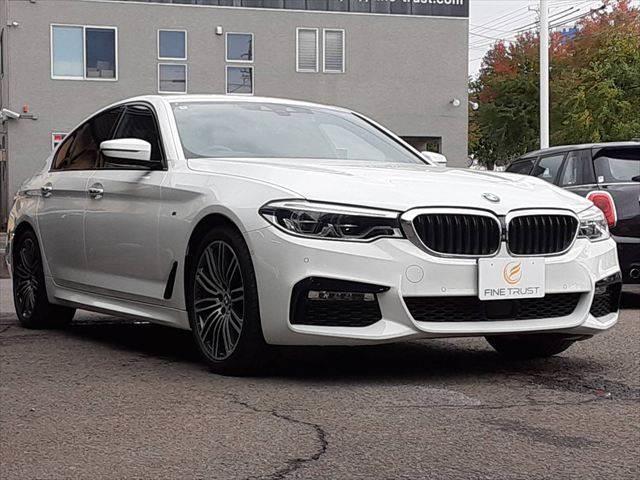 ５シリーズ ５３０ｉ　Ｍスポーツ　ハイラインパッケージ　パーキングアシストプラス　黒革シート　アラウンドビューモニター　純正タッチパネルナビ　アダプディブクルーズコントロール　ＨＵＤ　全席シートヒーター（15枚目）