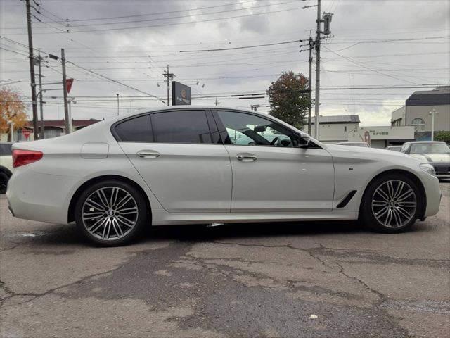 ５シリーズ ５３０ｉ　Ｍスポーツ　ハイラインパッケージ　パーキングアシストプラス　黒革シート　アラウンドビューモニター　純正タッチパネルナビ　アダプディブクルーズコントロール　ＨＵＤ　全席シートヒーター（16枚目）